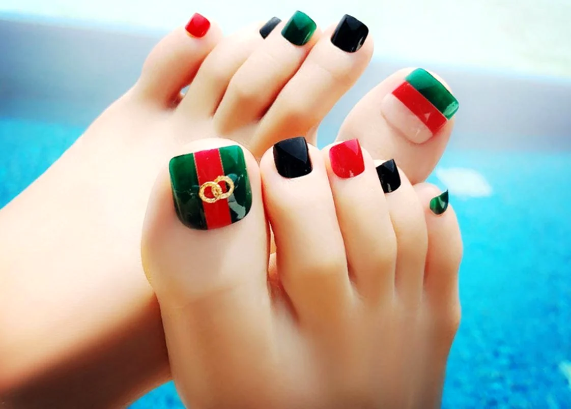 Педикюр с полосками