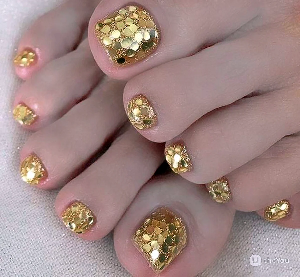 Педикюр с золотом