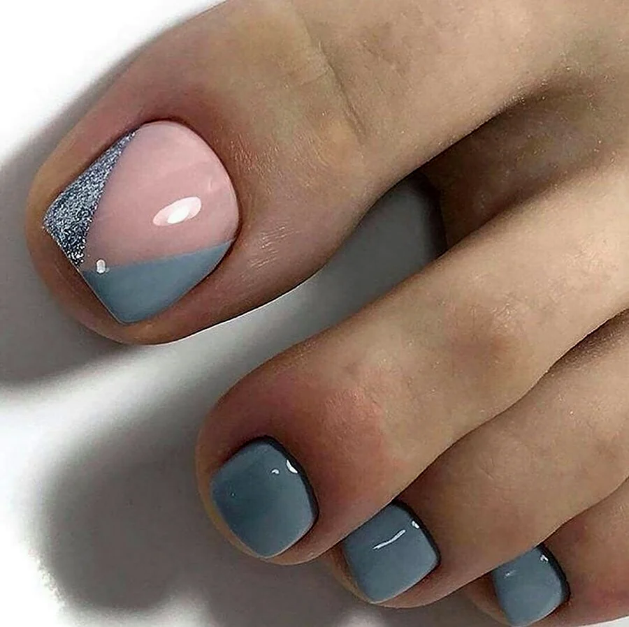 Педикюр серо розовый