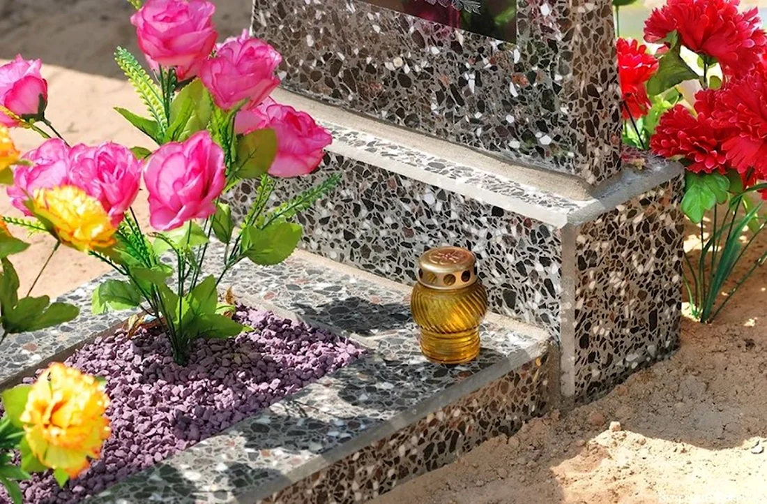 Пластиковые цветы для кладбища