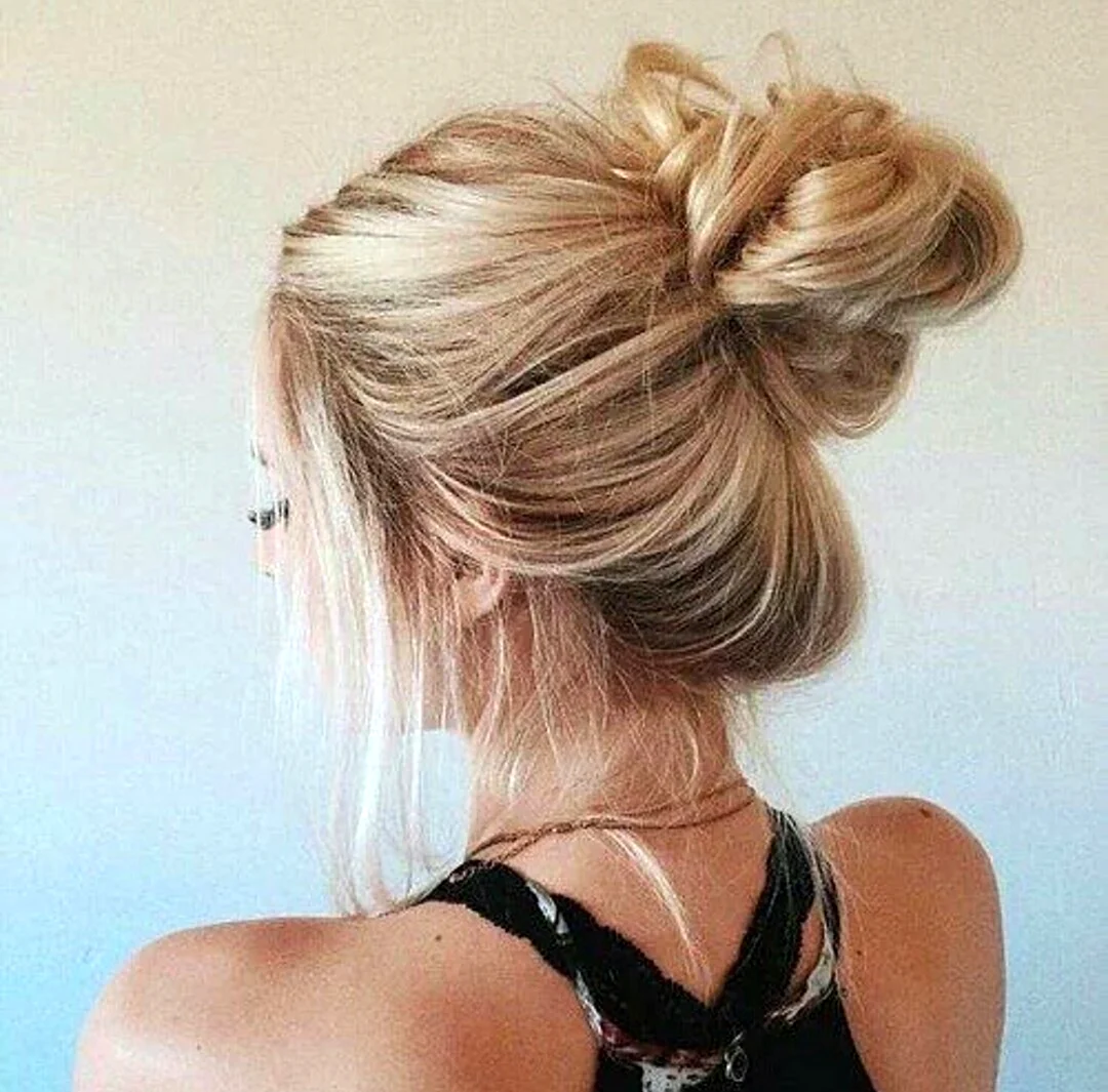 Прическа messy bun
