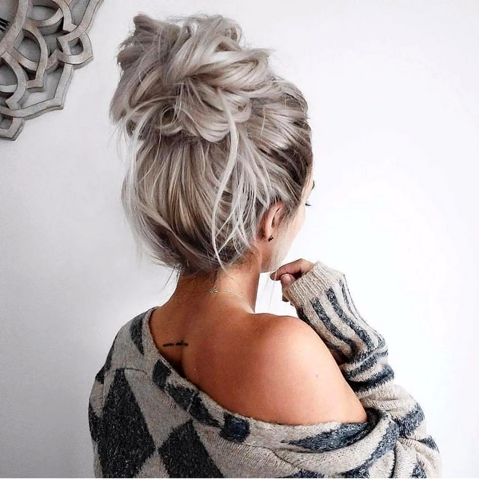 Прическа messy bun