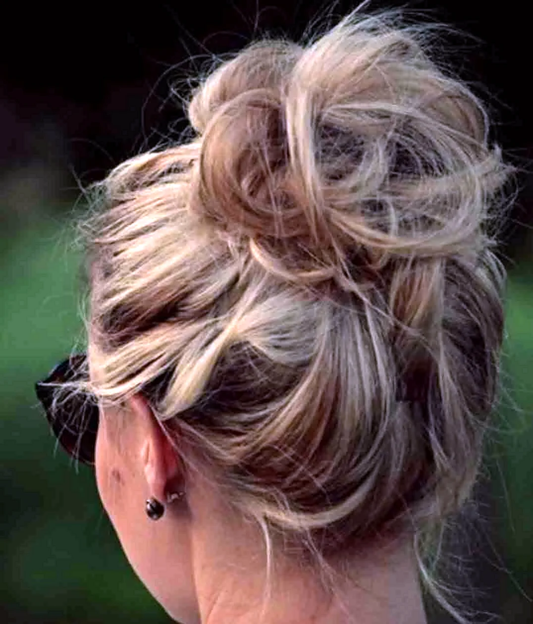 Прическа messy bun