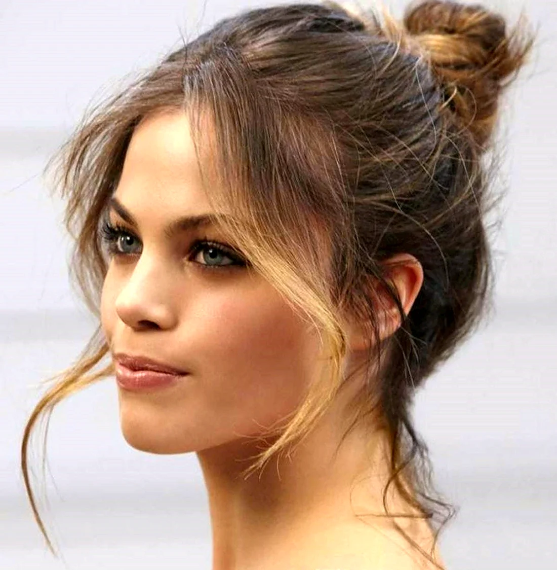 Прическа messy bun