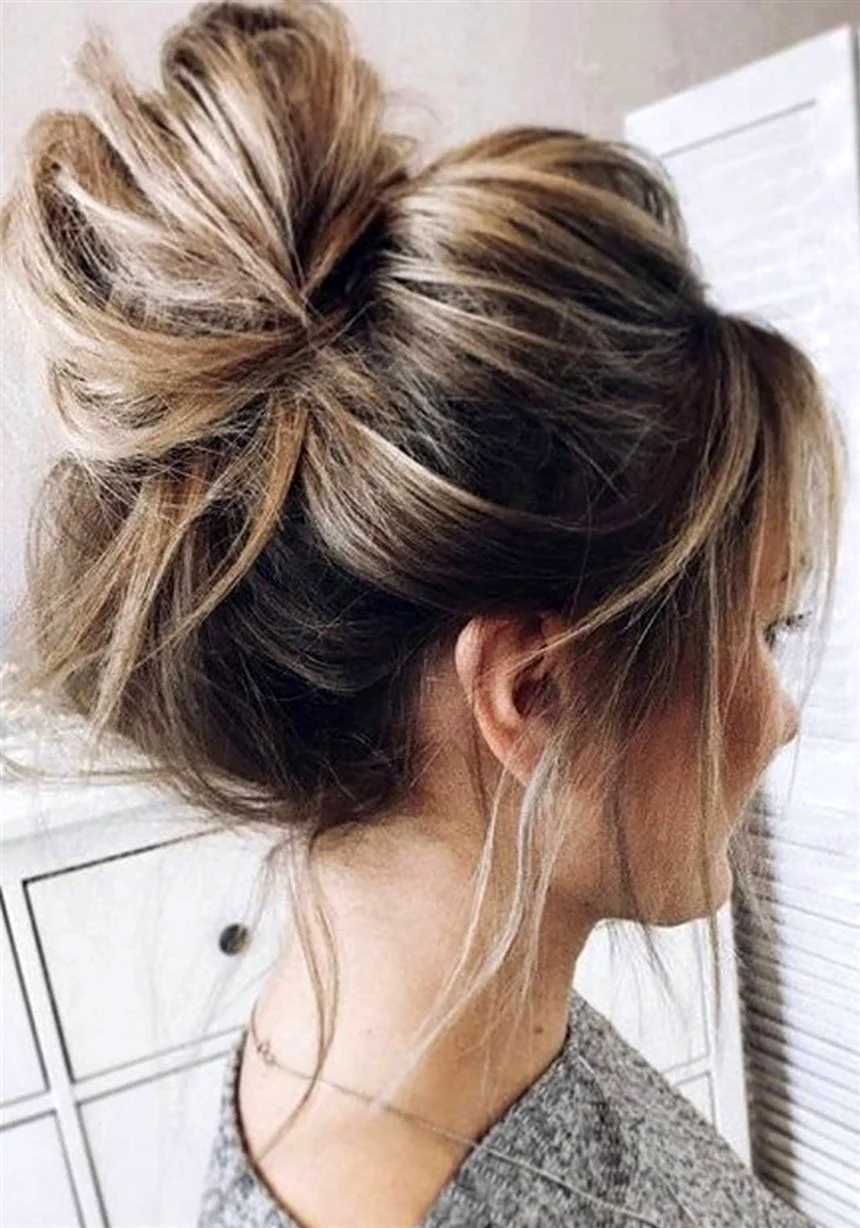 Прическа messy bun