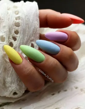 Разноцветные ногти в пастельных тонах