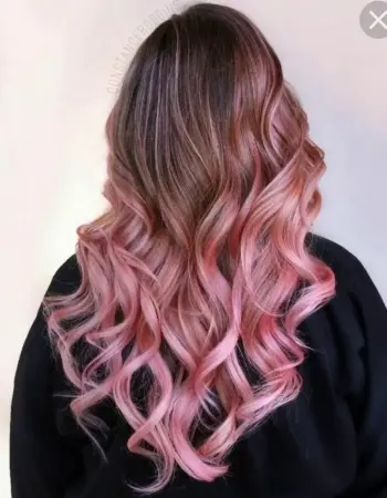 Розовое омбре на волосах