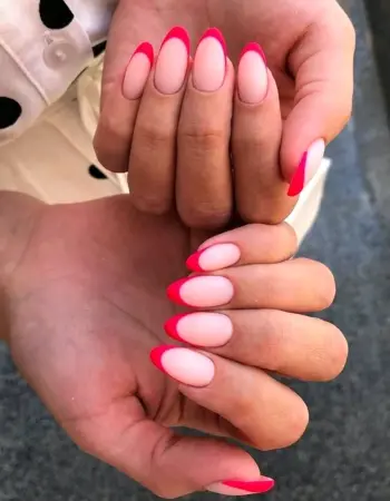 Розовый френч на миндалевидных ногтях