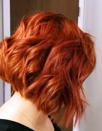 Рыжая девушка с короткими волосами со спины