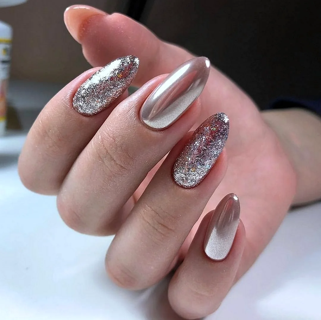 Серебристый маникюр миндаль