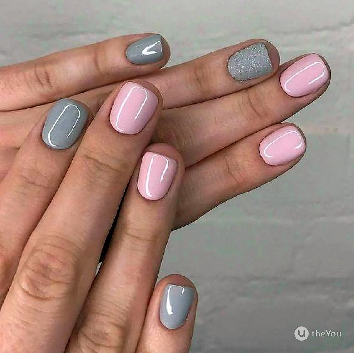 Серо-розовый маникюр