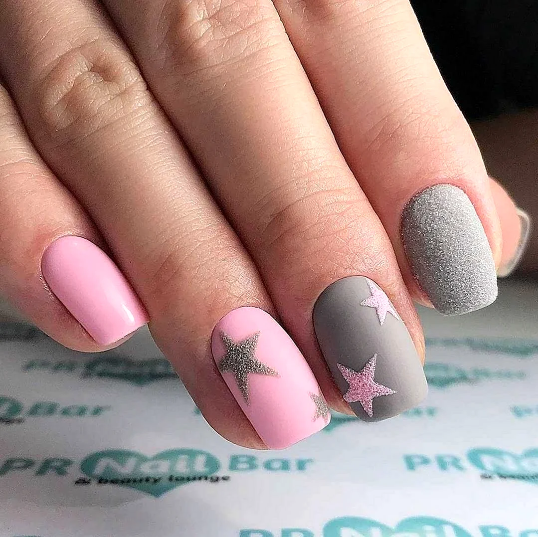 Серо-розовый маникюр