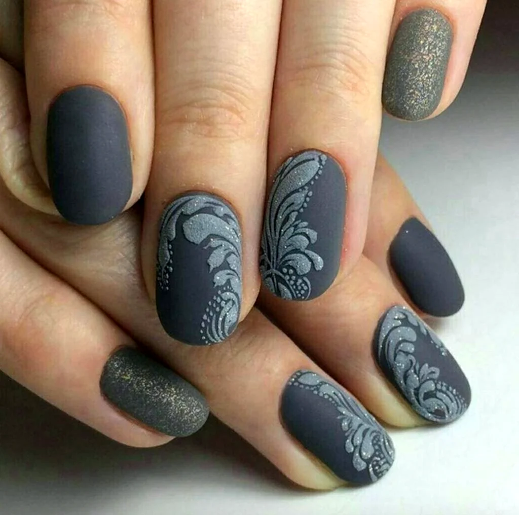 Серый маникюр