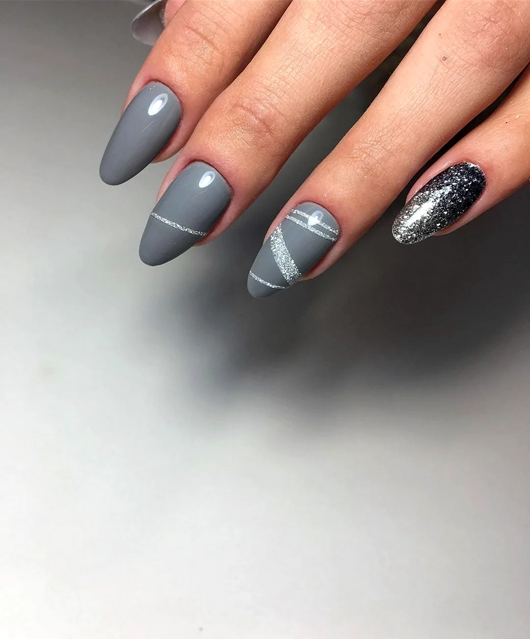 Серый маникюр