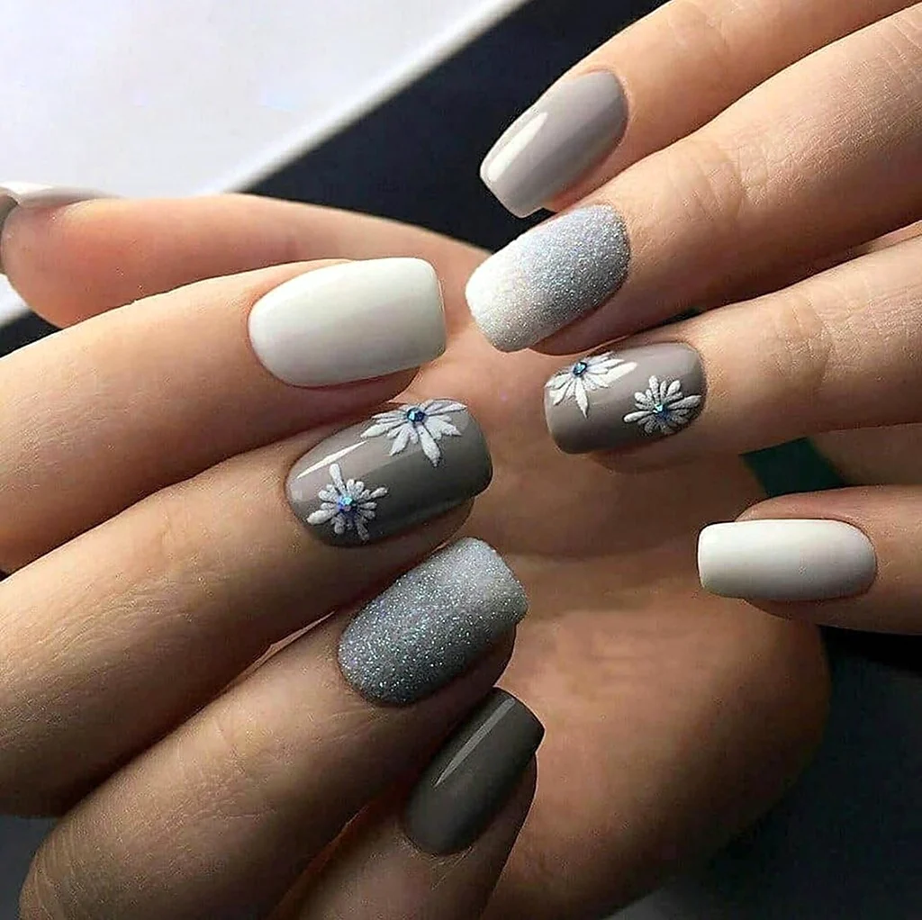 Серый маникюр