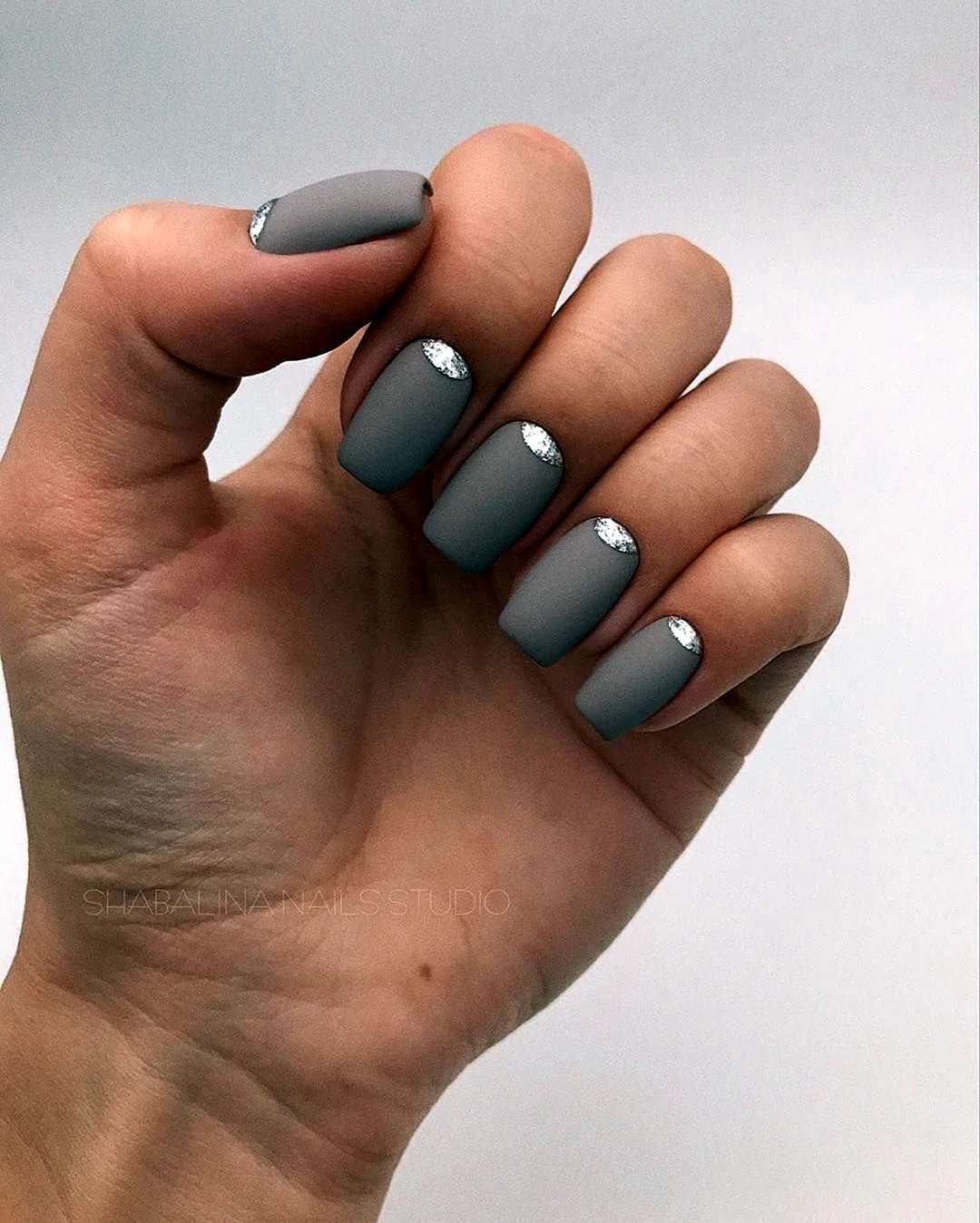 Серый матовый маникюр