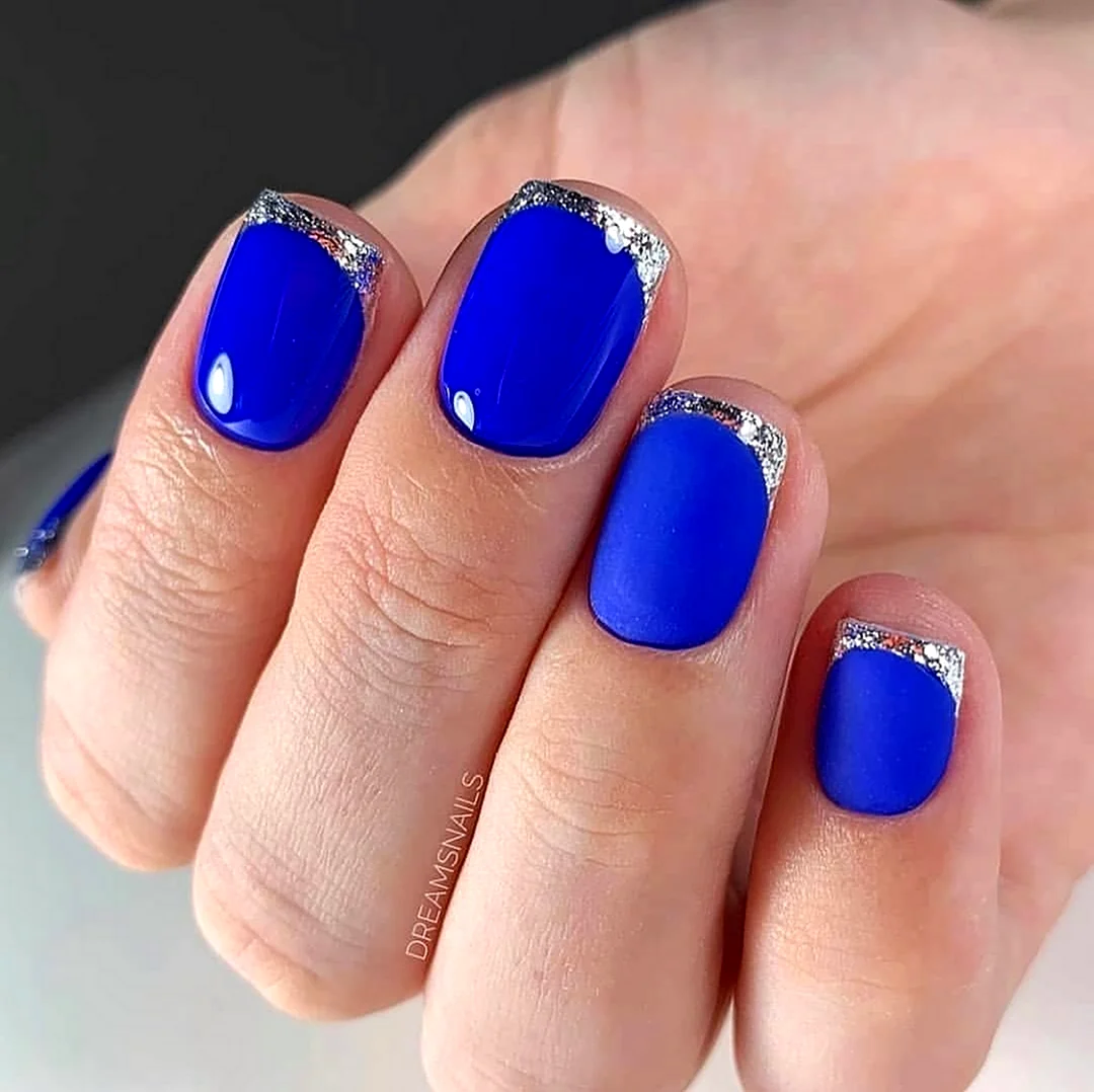 Синие короткие ногти