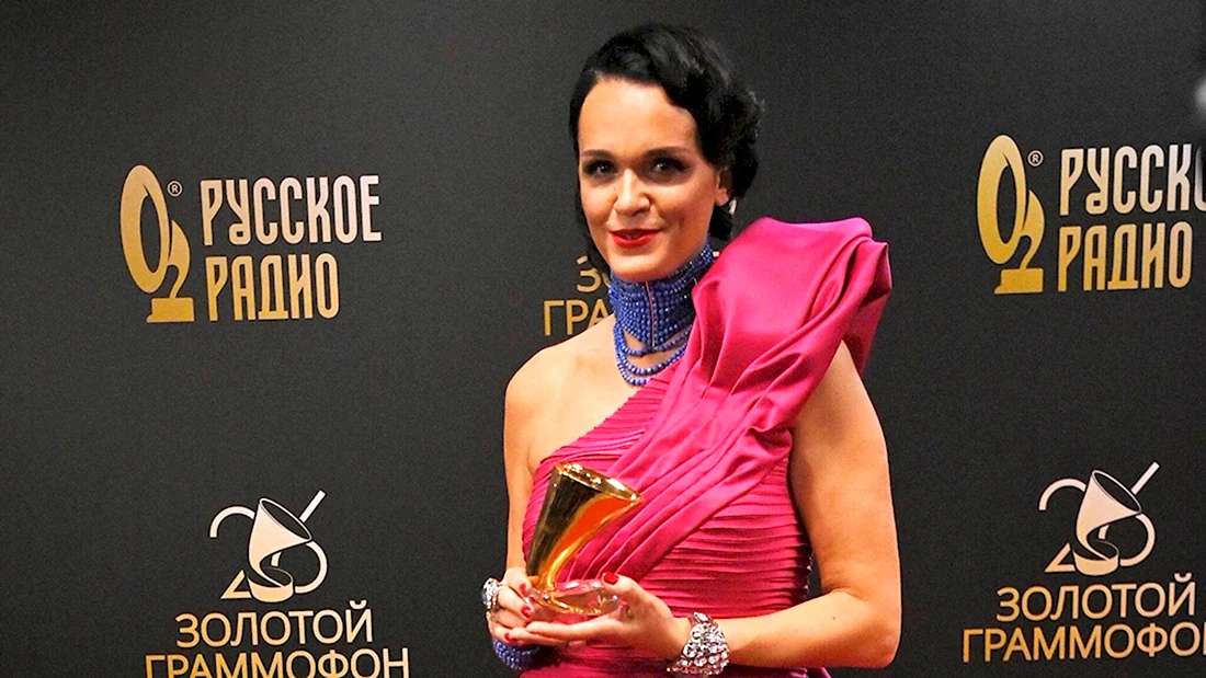 Слава певица золотой граммофон 2021