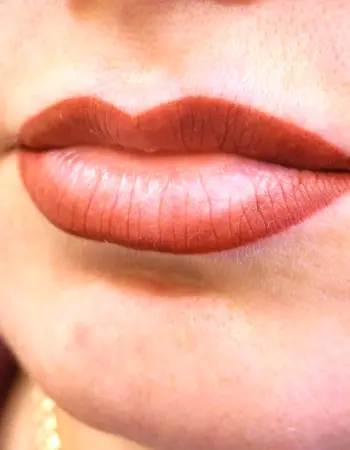 Татуаж губ Карамельный цвет