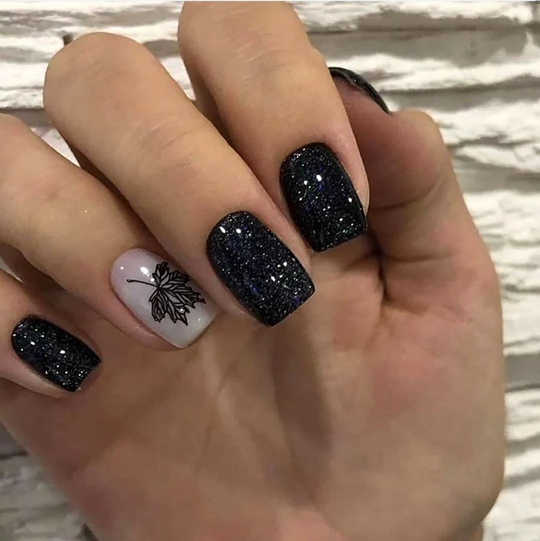 Тёмный маникюр на короткие ногти с блестками