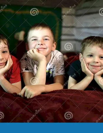 Три мальчика на диване