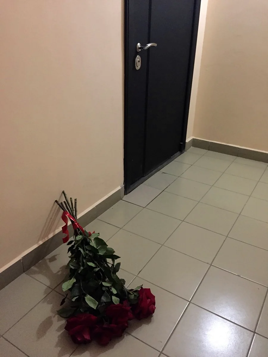 Цветы под дверью