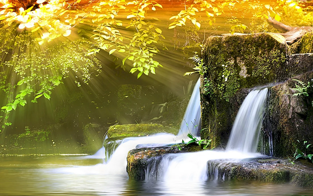 Водопад в лучах солнца