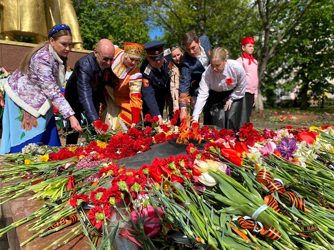 Возложение цветов к памятнику