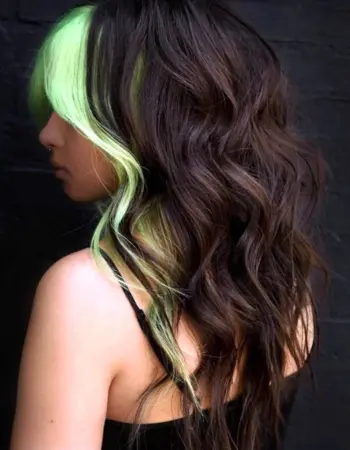 Зеленые пряди волос