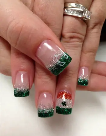 Зелёный френч на ногтях новогодние