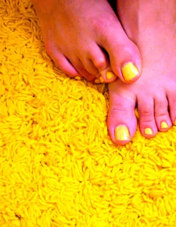 Жёлтые ногти на ногах у женщины