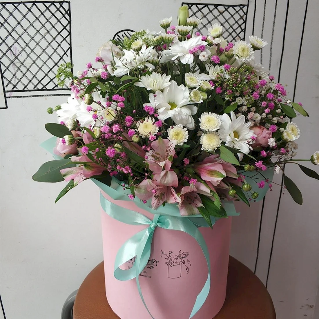 Альстромерия и гипсофила в букете