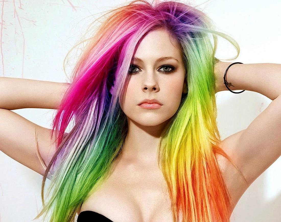 Avril Lavigne с разноцветными прядями