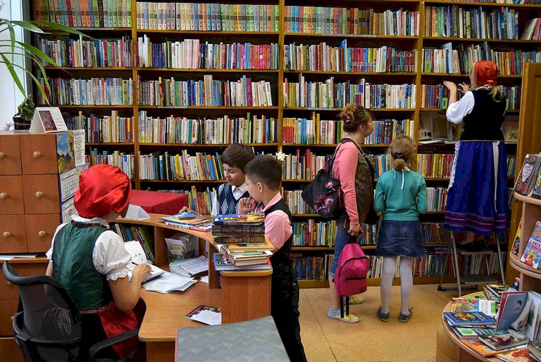 Библиотекарь в библиотеке