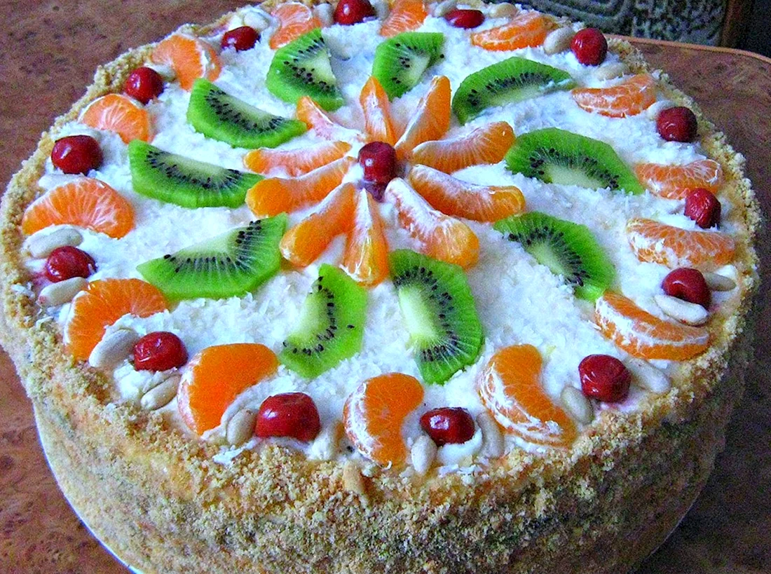 Бисквитный торт с киви и клубникой