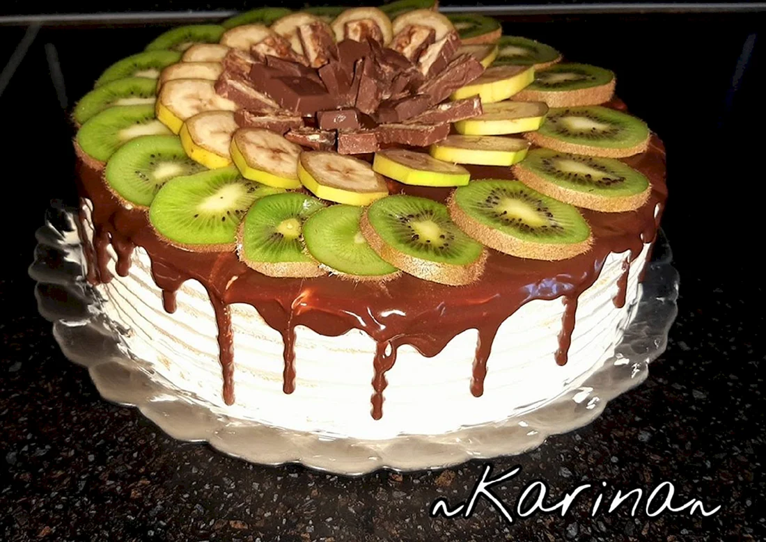 Бисквитный торт с киви и клубникой