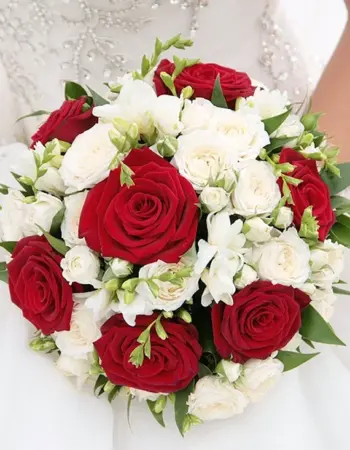 Букет невесты из красных и белых роз