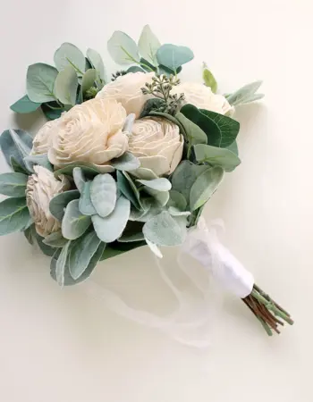 Букет невесты с эвкалиптом и розами