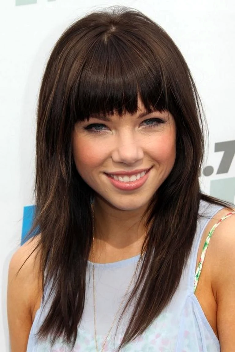 Carly Rae Jepsen с челкой