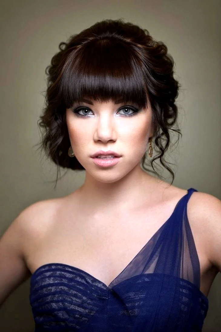 Carly Rae Jepsen с челкой