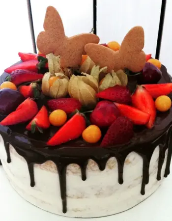 Декор шоколадных тортов с ягодами и пряниками