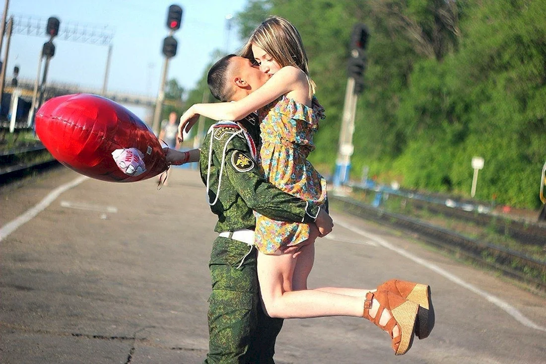 Девушка дождалась парня из армии