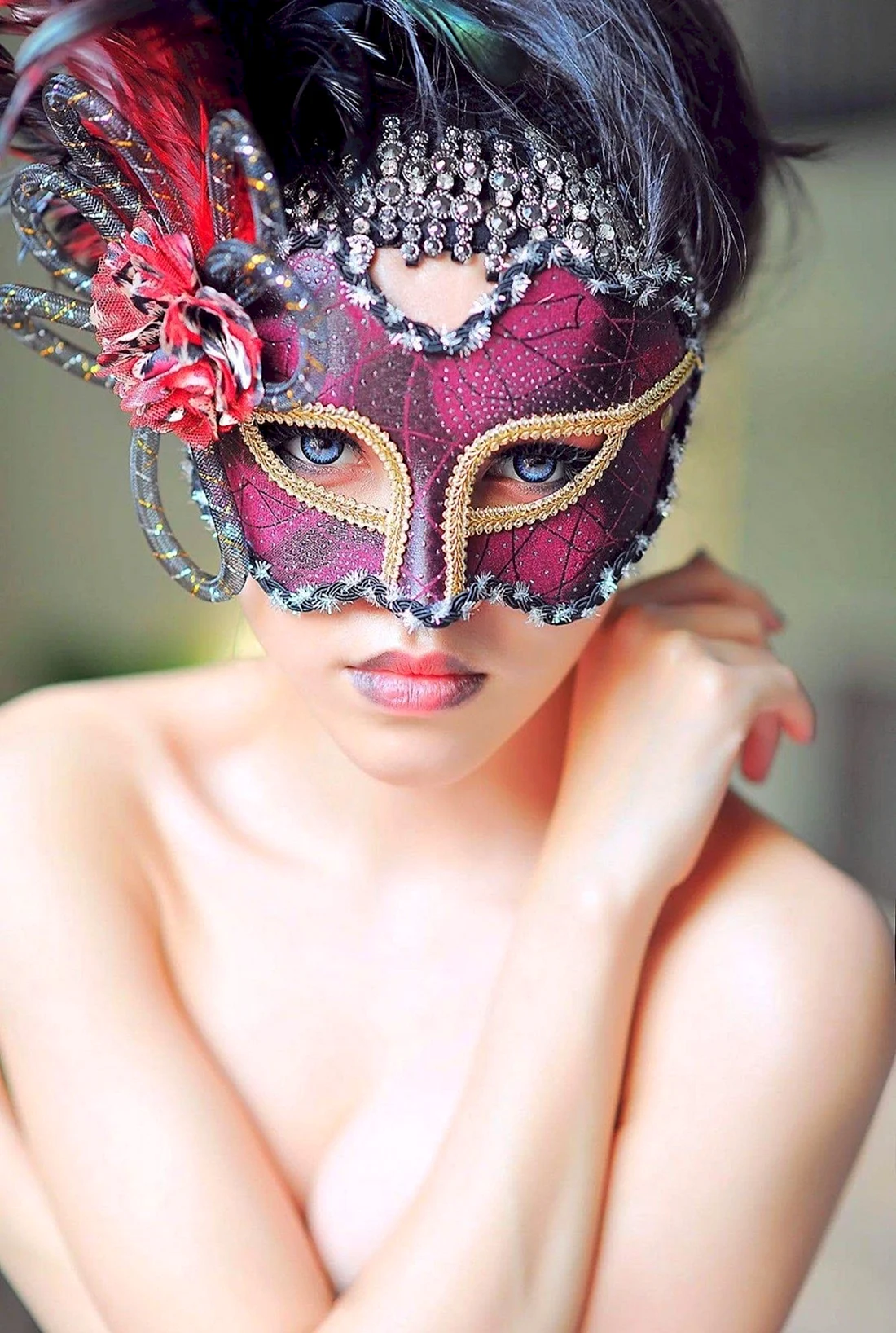 Девушка в карнавальной маске