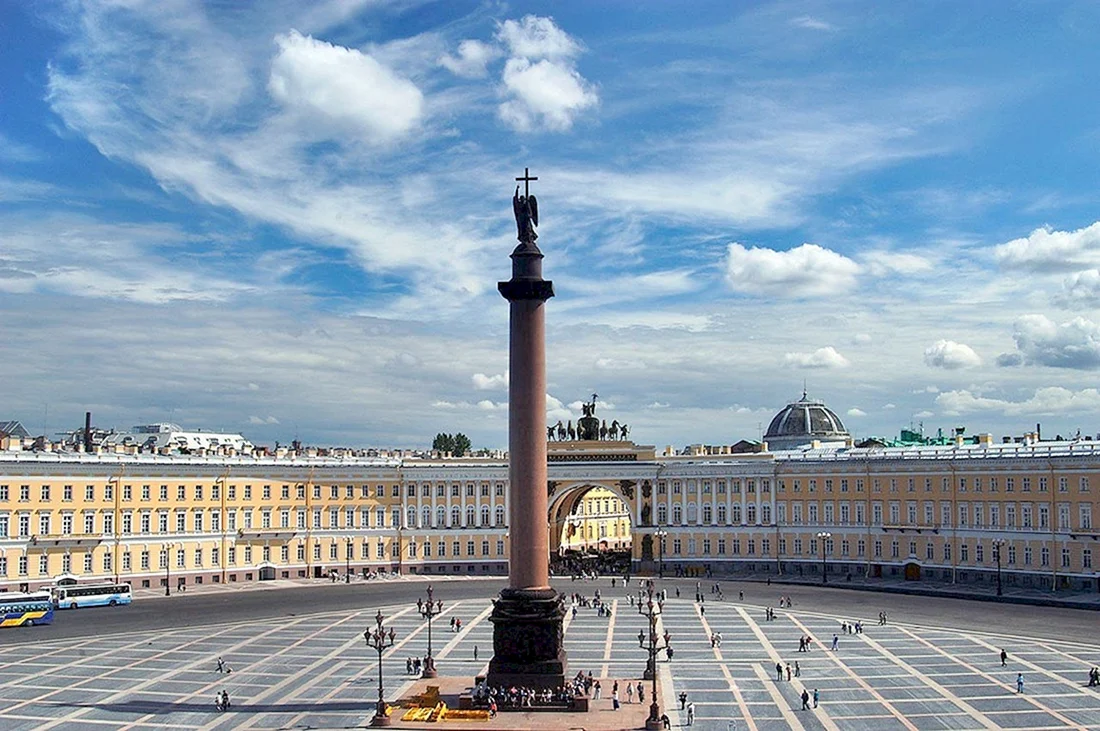 Дворцовая площадь и Александровская колонна в Санкт-Петербурге