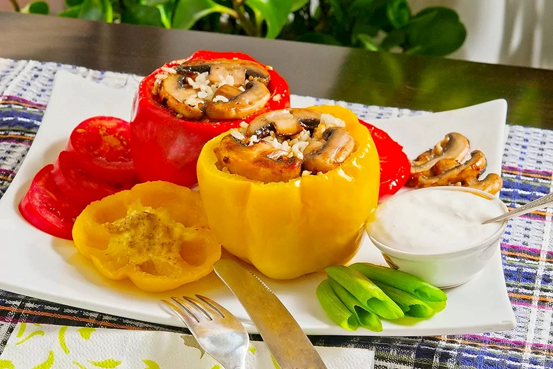 Фаршированные перцы с овощами и грибами