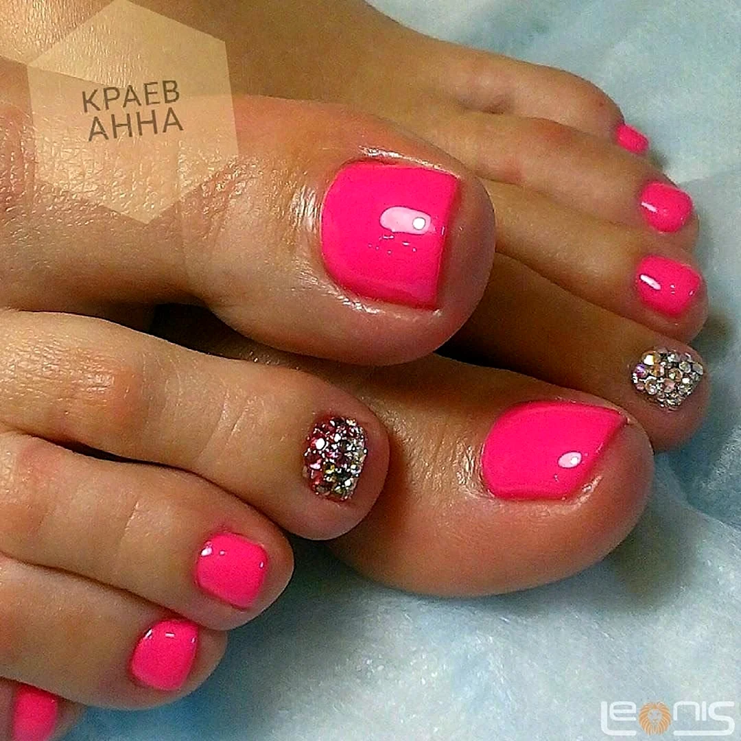 Ярко розовый педикюр