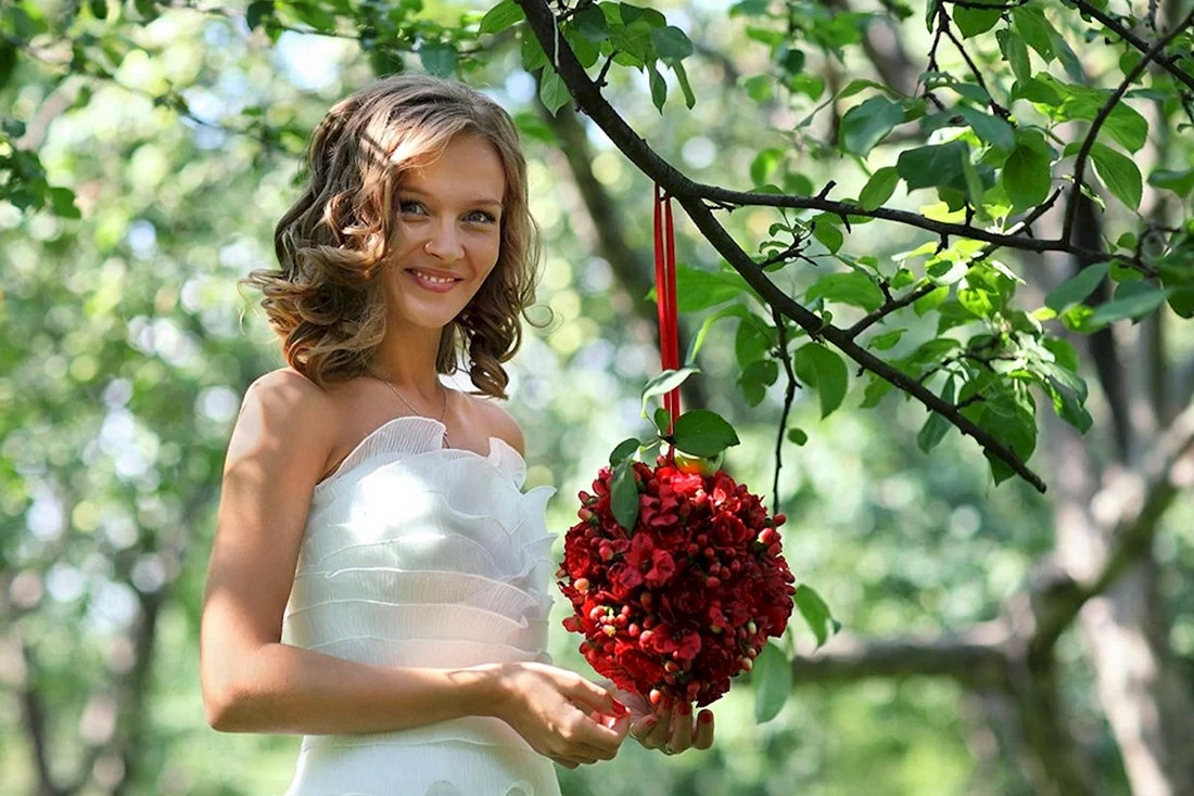 Ива c красными лентами