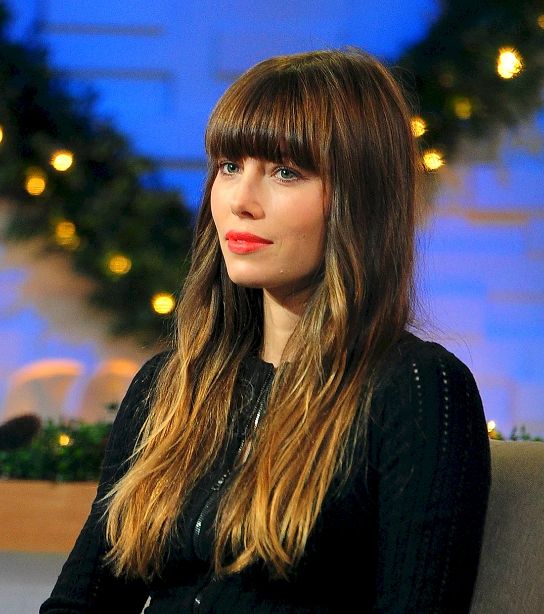 Jessica Biel прическа с челкой