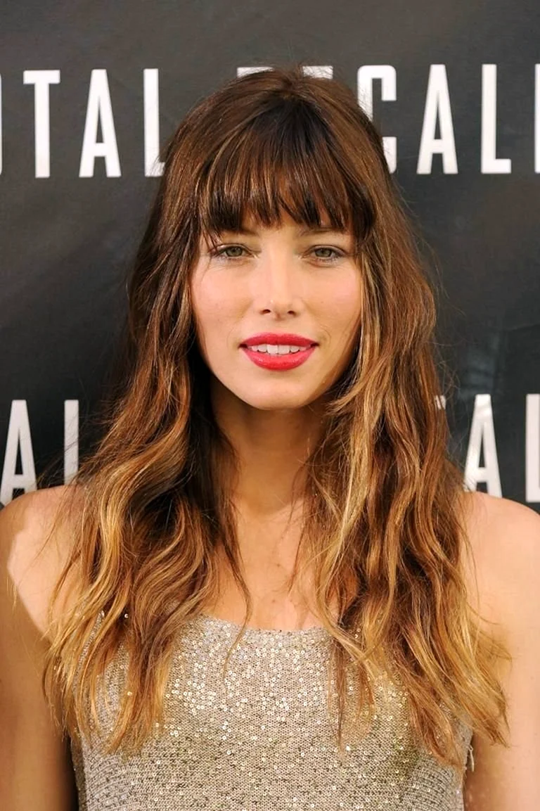 Jessica Biel прическа с челкой