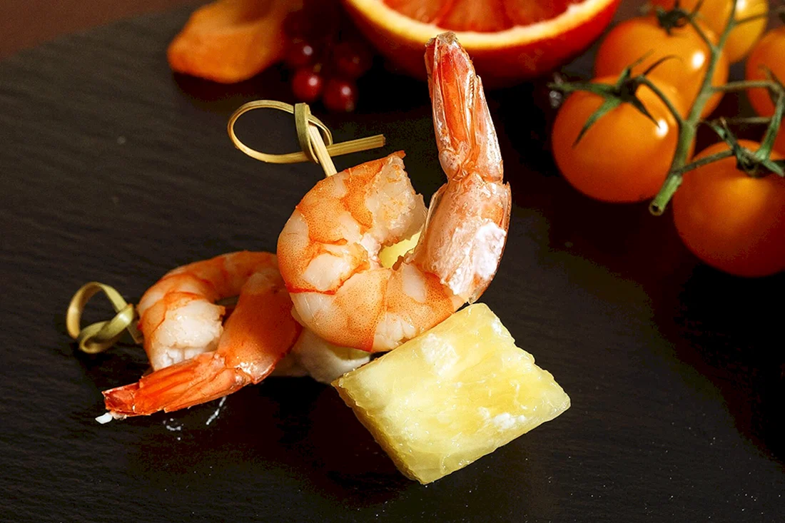 Канапе с креветками и манго